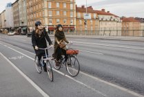 Чоловік і жінка Велоспорт на міській вулиці, селективний фокус — стокове фото