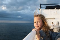 Portrait de fille souriante avec des cheveux blonds sur le ferry — Photo de stock