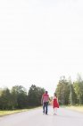 Visão traseira do casal adulto médio andando de mãos dadas — Fotografia de Stock