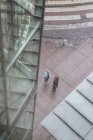 Високий кут зору двох бізнесменів, що стоять біля офісної будівлі — стокове фото