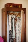 Одежда висит в открытом деревянном шкафу — стоковое фото