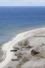 Vue surélevée de la petite cabane de plage sur le bord de mer — Photo de stock
