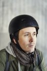 Mittlerer erwachsener Mann mit Helm schaut weg — Stockfoto
