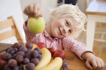 Ritratto di ragazzo con mela, focus selettivo — Foto stock