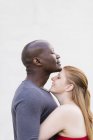 Vue latérale du couple adulte moyen embrassant — Photo de stock