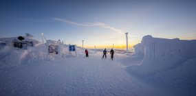 Люди на лыжном склоне, избирательный фокус — стоковое фото