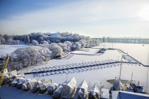 Blick auf schneebedeckte Stockholmer Yachthafen im Winter — Stockfoto