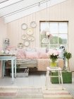 Пастельний кольоровий інтер'єр заміської домашньої спальні — стокове фото