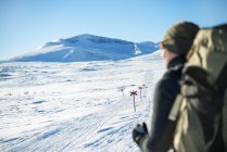 Visão traseira do turista na paisagem de inverno — Fotografia de Stock