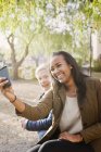 Adolescenti amici prendere selfie nel parco — Foto stock
