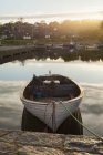 Barca ormeggiata nel canale con sole al tramonto — Foto stock