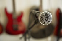 Close-up tiro de microfone e guitarras desfocadas no fundo — Fotografia de Stock