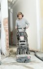 Чоловік ремонтує будинок, зосередитися на передньому плані — стокове фото