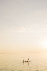 Молодой человек плавает в озере Ваттерн — стоковое фото