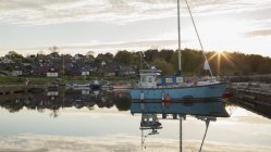 Barca ormeggiata sul canale, riflessione in acqua — Foto stock