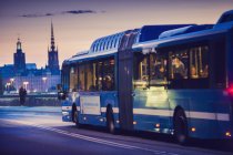Bus public dans la rue à Stockholm la nuit, objectif sélectif — Photo de stock