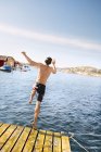 Rückansicht eines Mannes, der ins Wasser springt — Stockfoto