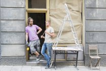 Side view of friends talking during renovation — Stock Photo