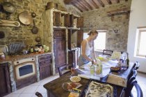 Mulher preparando comida na cozinha doméstica — Fotografia de Stock