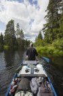 Uomo canoa pagaia lungo il fiume — Foto stock