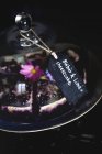 Скляний пиріг з чорничним чізкейком з етикеткою — стокове фото
