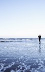 Vista laterale dell'uomo fotografare mare — Foto stock
