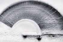 Primer plano del patrón del limpiaparabrisas en la nieve - foto de stock