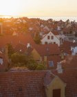 Edifici della città tetti con mare alla luce del sole — Foto stock