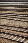 Vista frontale dei binari ferroviari sulla stazione ferroviaria — Foto stock