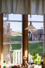 Blick aus dem Fenster des Gartenhauses, selektiver Fokus — Stockfoto