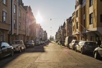Вид на освещенную солнцем улицу с машинами и пешеходами, Хели — стоковое фото