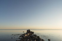 Mann steht auf Kalmarsund und blickt auf Aussicht — Stockfoto