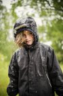 Menina loira em capa de chuva, foco seletivo — Fotografia de Stock