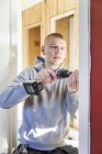 Молодий чоловік ремонтує будинок, вибірковий фокус — стокове фото