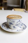 Tasse Cappuccino-Kaffee auf weißem Tisch — Stockfoto