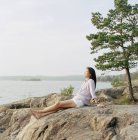 Femme adulte moyenne se détendre sur la plage — Photo de stock