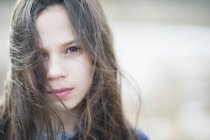 Retrato de menina com cabelos castanhos bagunçados, foco seletivo — Fotografia de Stock