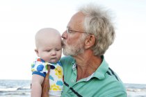 Uomo in possesso e baciare nipote, concentrarsi sul primo piano — Foto stock