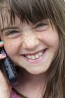 Вид спереду щасливої дівчини за допомогою мобільного телефону — стокове фото
