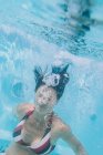 Mulher de biquíni mergulhando na piscina — Fotografia de Stock