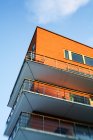 Vista basso angolo di colore arancione edificio residenziale — Foto stock