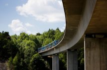 Vista panoramica decrescente del ponte con treno in movimento — Foto stock