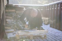 Homme coupant du bois avec scie sauteuse, mise au premier plan — Photo de stock