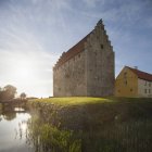 Vista de la fortaleza medieval a la luz del sol - foto de stock