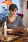 Жінка використовує цифровий планшет на домашньому столі — стокове фото