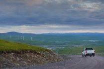 Landschaft und Auto auf Feldweg — Stockfoto
