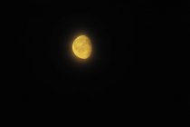 Vista de ángulo bajo de la luna en el fondo negro - foto de stock