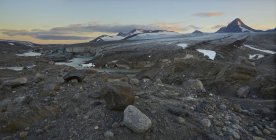 Vista panoramica delle montagne e della valle al tramonto — Foto stock