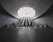 Эскалаторы на вокзале, размытое движение — стоковое фото