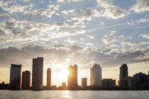 Hoboken skyline au ciel nuageux coucher de soleil — Photo de stock